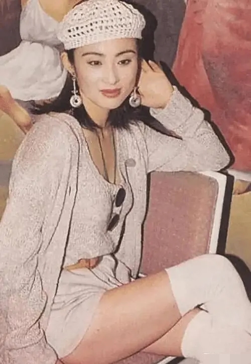 53岁张敏近照曝光,手臂太细撑不满衣袖,小腿似麻杆,让人担忧