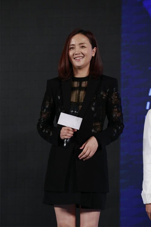 朱媛媛参加路演47岁的皮肤焉瘪又下垂但起码真实又不做作