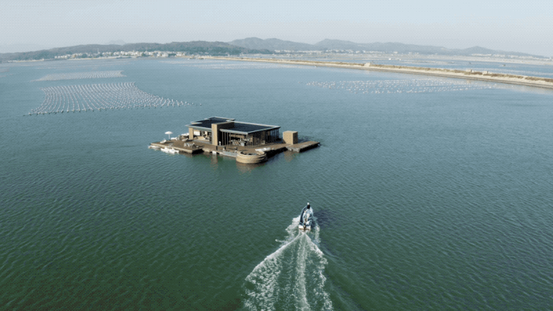 这栋漂浮在福建东山岛海面上的酒店,像遗世独立的孤岛那样,被360度的