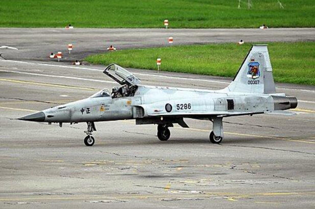 失踪飞行员生死未卜,台军f-5飞机就已复飞|台军|飞行员|战斗机_新浪