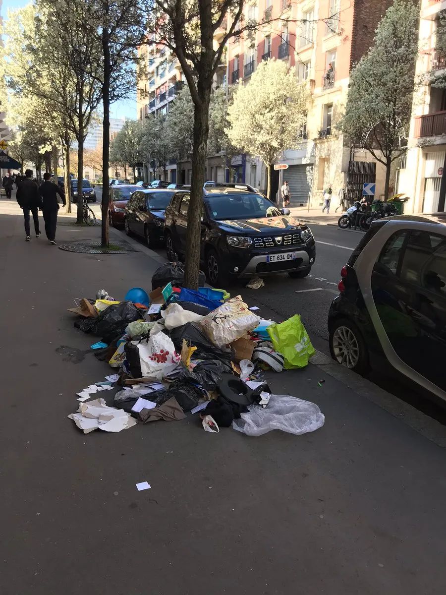 臭气弥漫民众怒骂巴黎市长巴黎已经脏成鬼了把干净巴黎还给我们