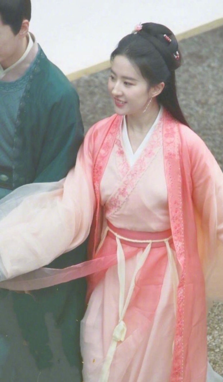 梦回赵灵儿刘亦菲新剧路透曝光娇俏粉嫩仙气飘飘