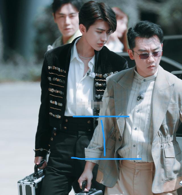 郑恺与蔡徐坤一同下车被拍看两人的身材比例腿长差距好虐