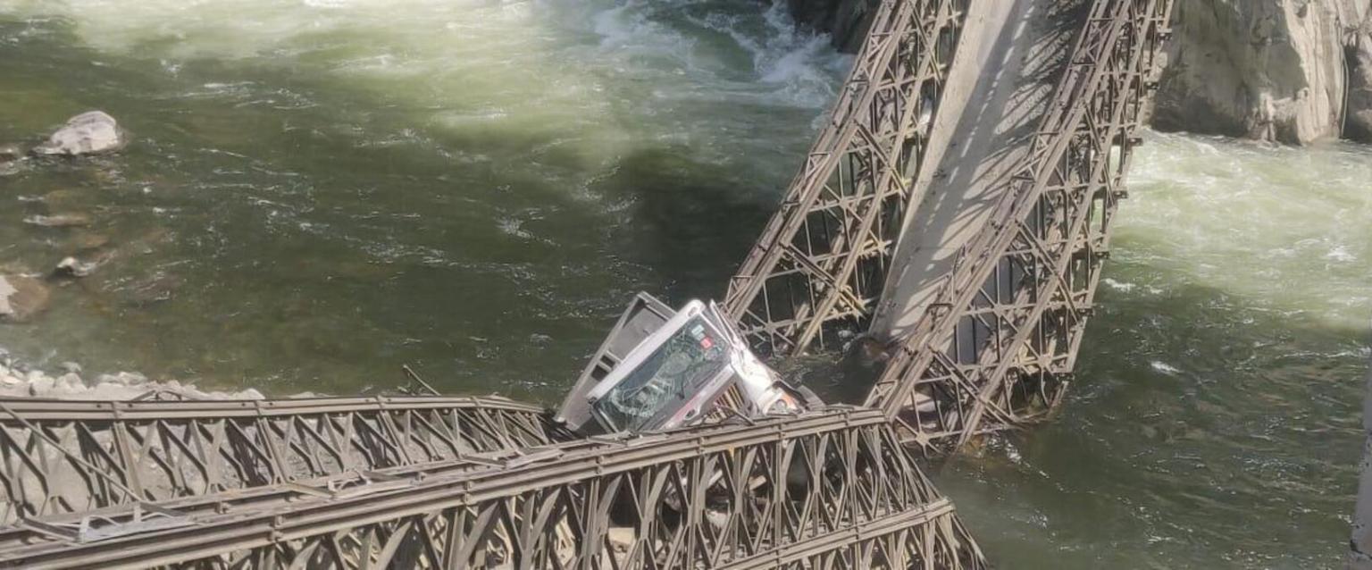 藏南一桥梁垮塌当地交通受阻