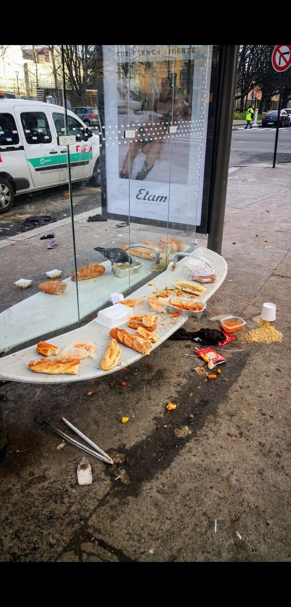 臭气弥漫民众怒骂巴黎市长巴黎已经脏成鬼了把干净巴黎还给我们