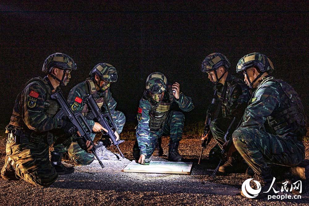 闪电突击武警广西总队贺州支队开展夜间反恐演练