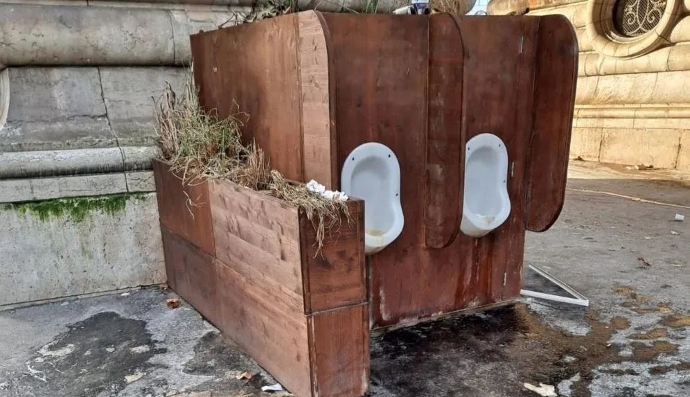 臭气弥漫民众怒骂巴黎市长巴黎已经脏成鬼了把干净巴黎还给我们