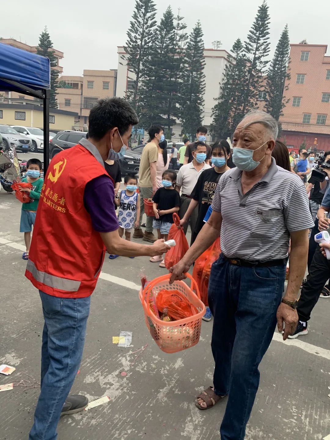 4月4日上午,魅力姐在义祠墓园看到,现场已经增设了隔离点,体温检测点