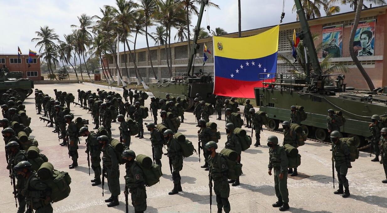 委内瑞拉部队公布的军人行动前照片，可见中国制造装甲车辆