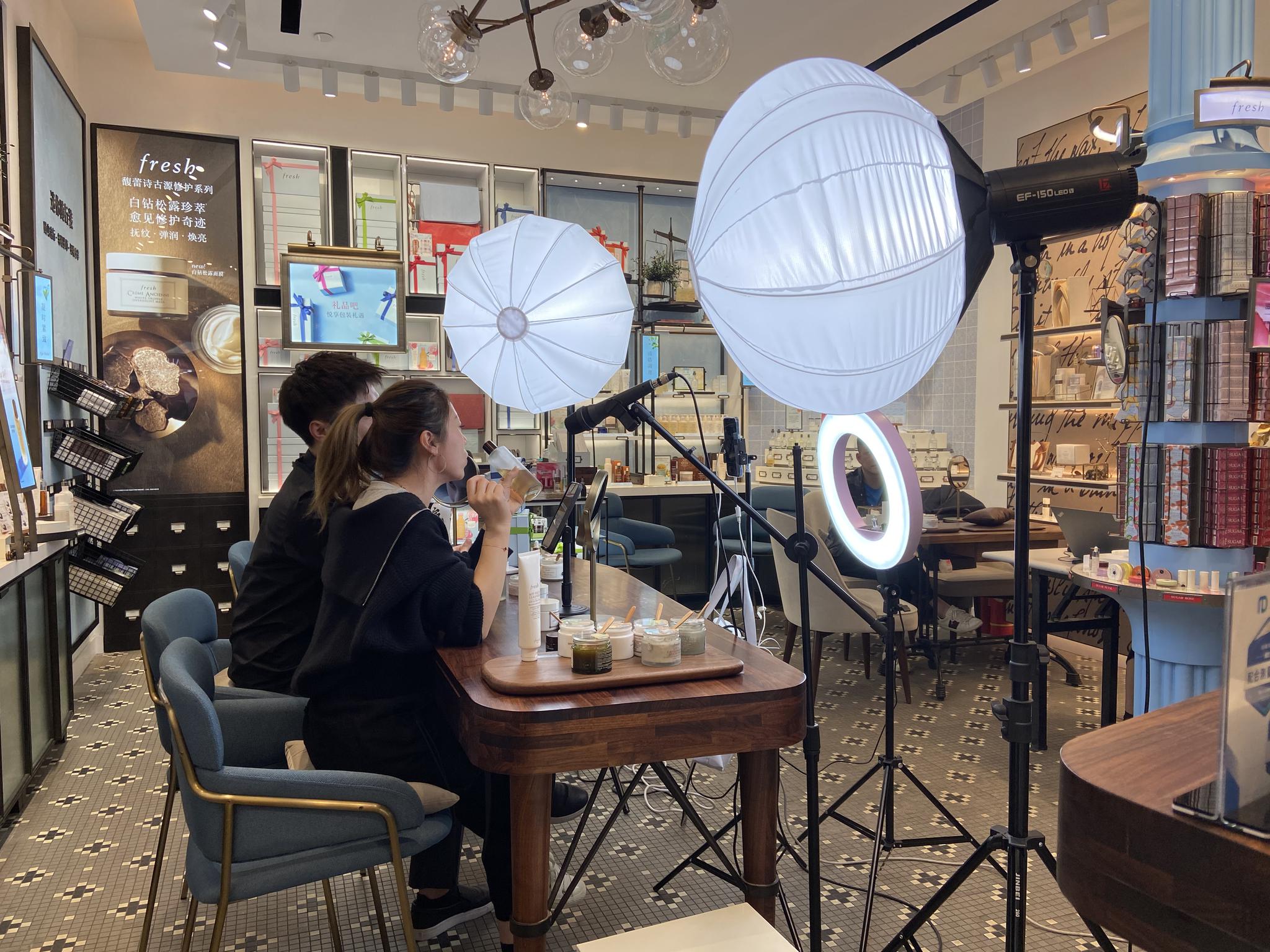 商场内,店家做直播.