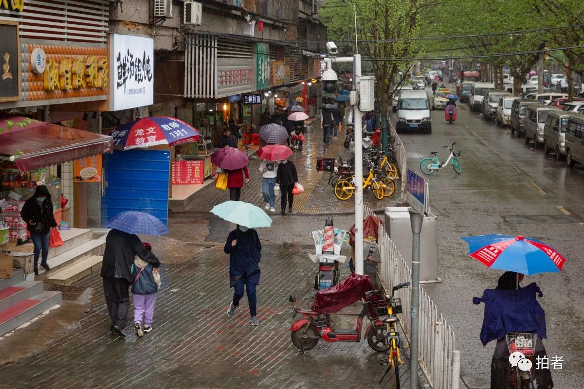 △ 2021年4月3日，雨中出行的路人们。