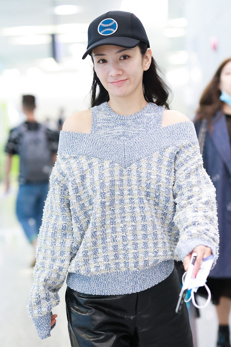 黄奕现身画展43岁的素颜油腻出汗脸凹凸不平有了真实的样子