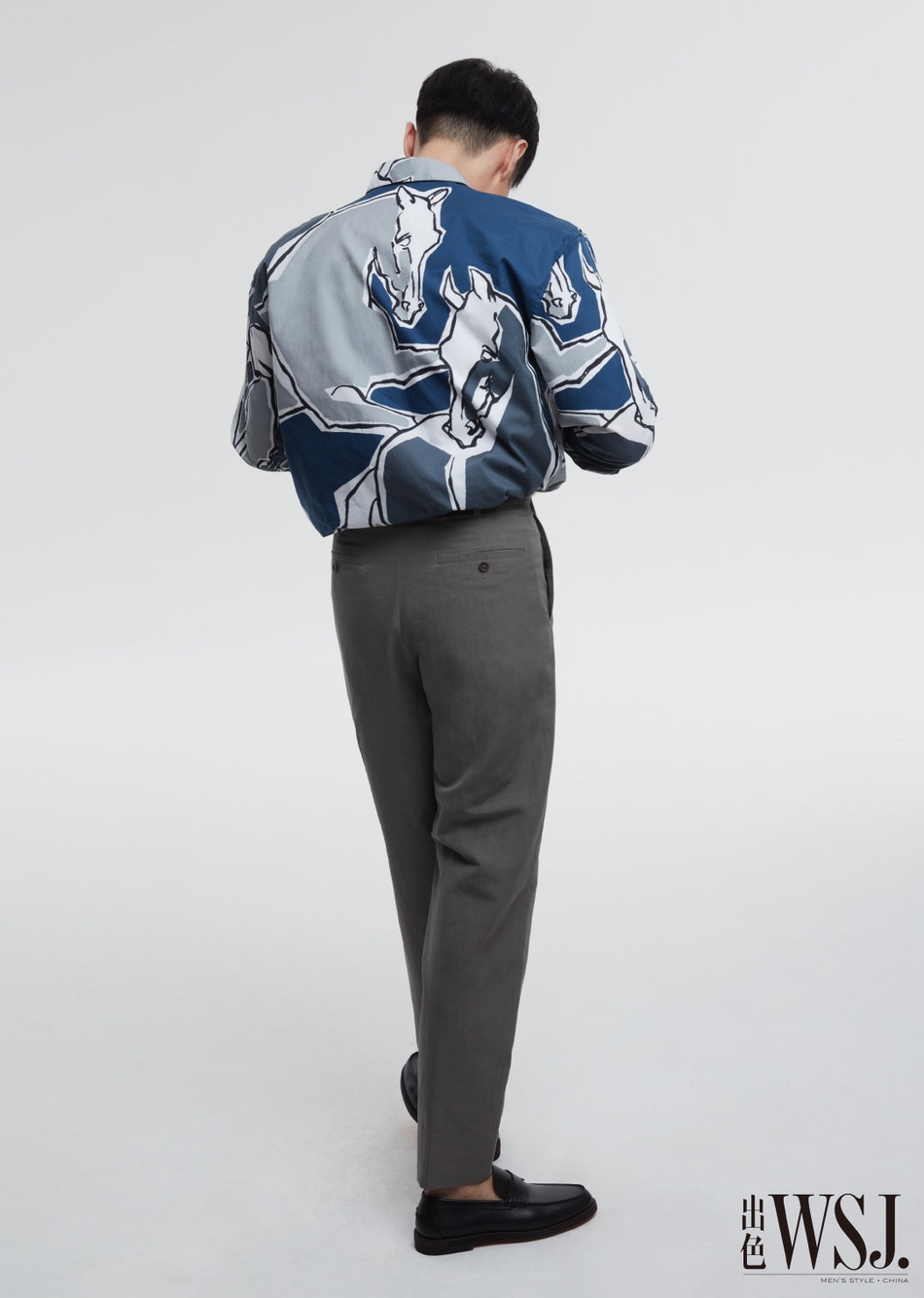 李荣浩最新时尚大片曝光 白衬衫搭配短裤活力休闲