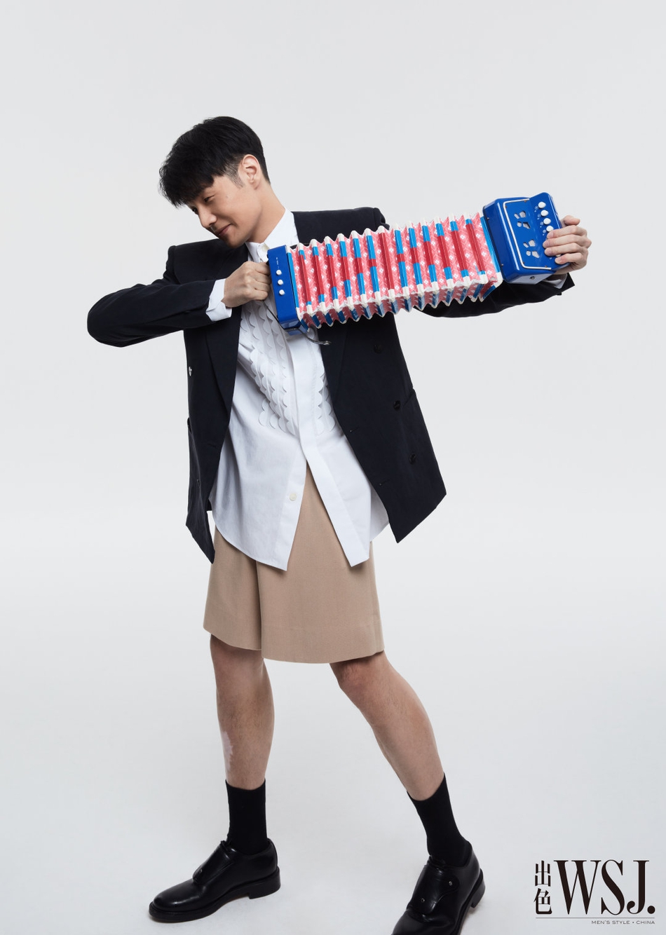 李荣浩最新时尚大片曝光 白衬衫搭配短裤活力休闲