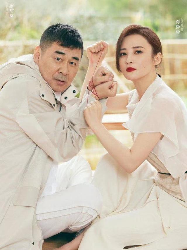 陈建斌蒋勤勤窗边拥吻为什么普通的中年夫妻不再拥抱亲吻了