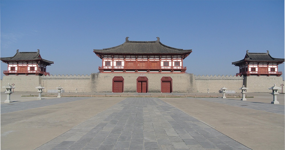 定鼎门是隋唐洛阳城外郭城正门,隋初名"建国门",唐时更名"定鼎门",是