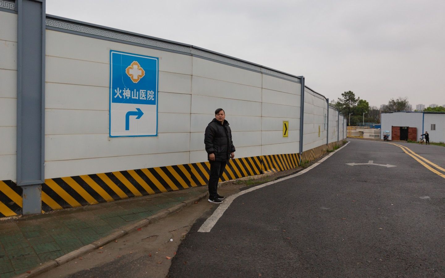 4月2日，湖北武汉，庞益兵站在已经封闭的火神山医院外。新京报记者 郑新洽 摄
