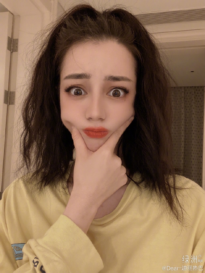 迪丽热巴晒可爱自拍大眼wink卖萌电力十足