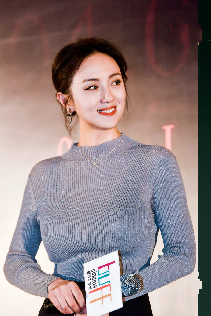 47岁朱媛媛翻红戏里穿衣像村姑戏外却是中年女穿搭模范