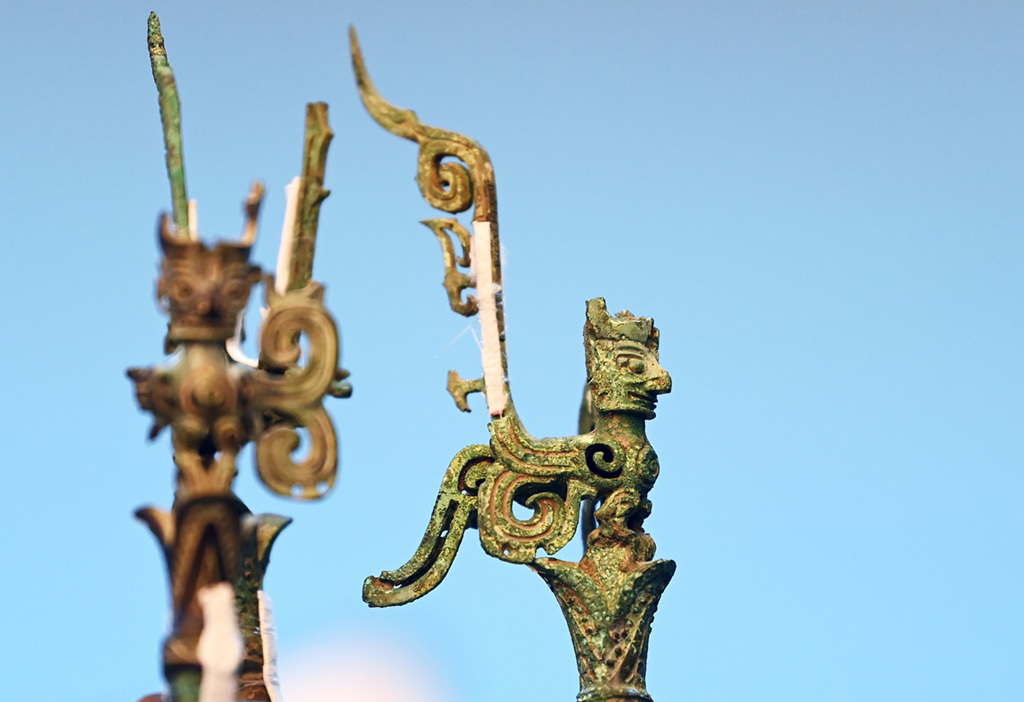 三星堆3号青铜神树真容初现造型奇特或为扶桑树