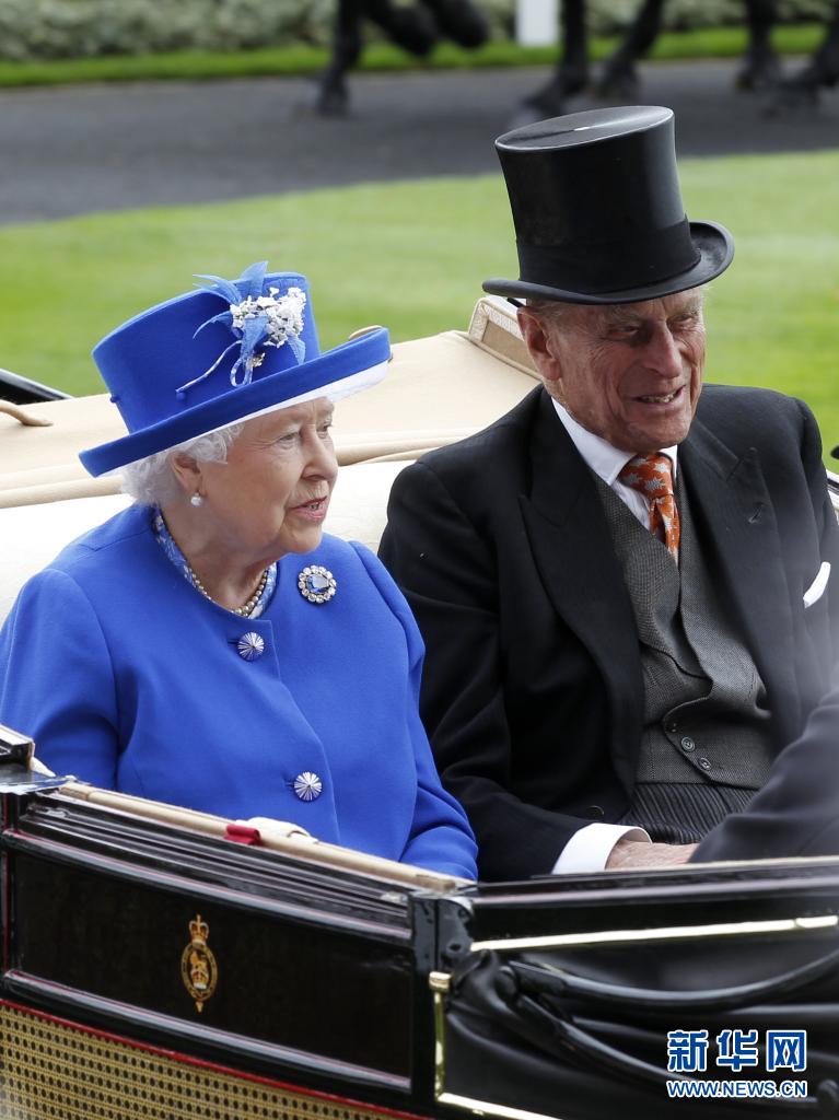 这张2015年6月17日拍摄的资料照片显示，英国女王伊丽莎白二世和丈夫菲利普亲王乘坐马车抵达阿斯科特的赛场，观看英国皇家赛马会。新华社记者韩岩摄
