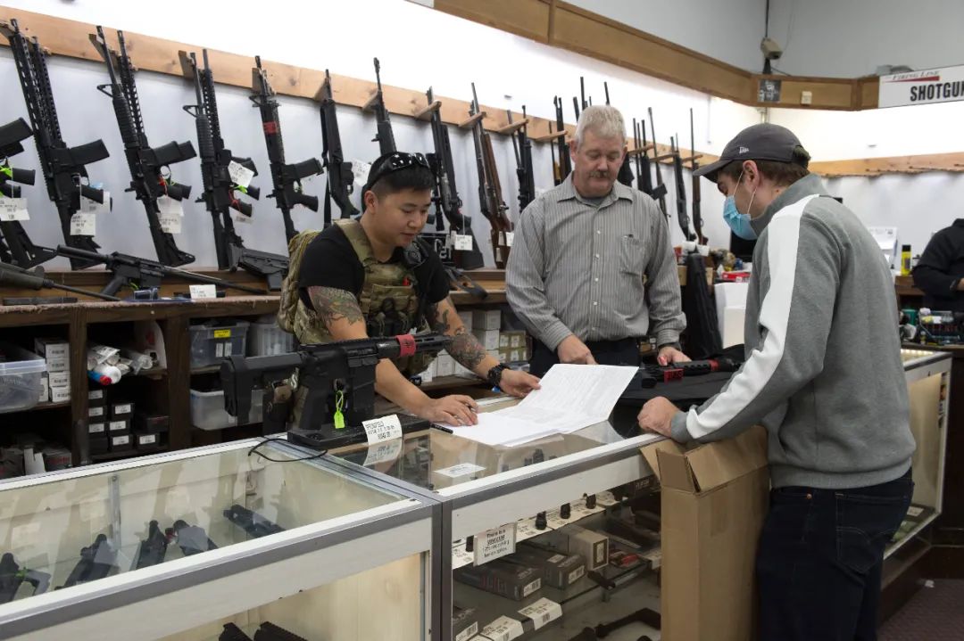 当地时间2020年11月3日,美国佐治亚州玛丽埃塔,当地一家枪支店内,工作