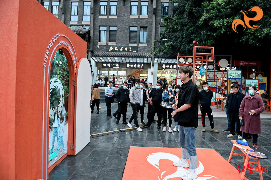 神秘“门”惊现成都街头，开门直通赛事名城的街头“密码”休闲区蓝鸢梦想 - Www.slyday.coM
