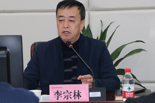 市教育评估研究会副会长李宗林作了家庭教育专业委员会筹备工作报告