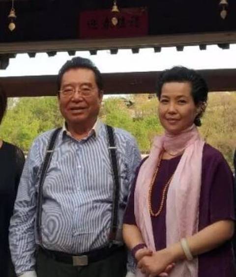 李双江带娇妻回乡聚会小27岁却没清纯感素颜发福身材像桶