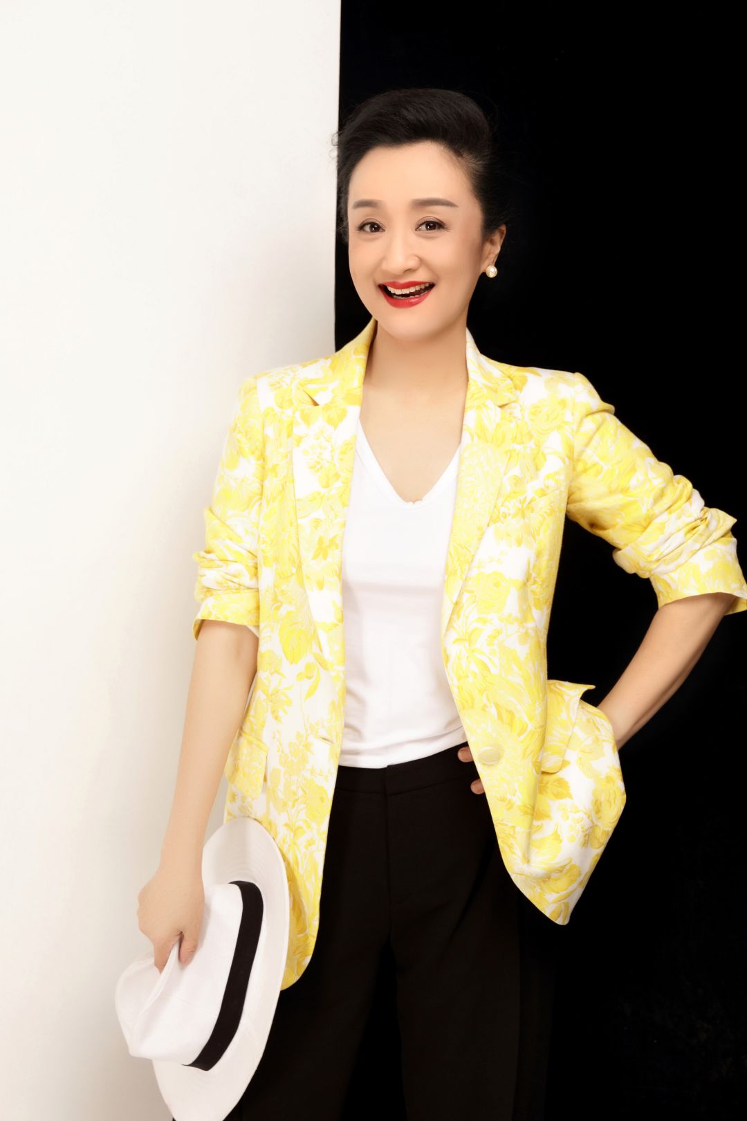 57岁杨昆素颜出镜一脸皱纹还穿卫衣扮嫩演技好也要服老