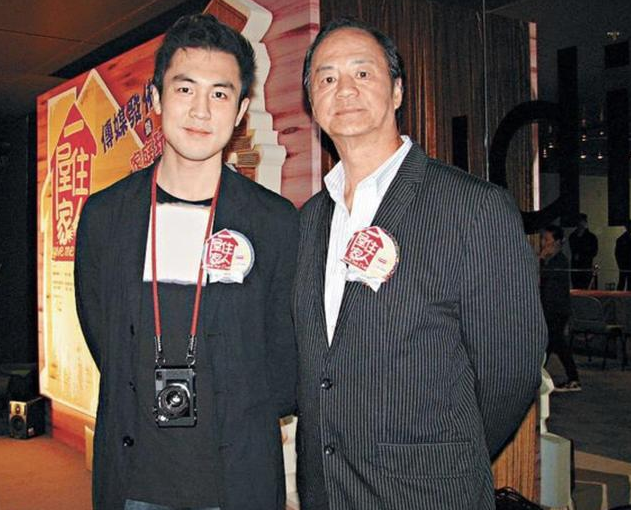 狄龙40岁儿子近况曝光 脚裹绷带陪妻子出门吃饭