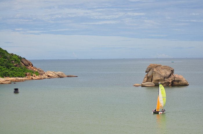 乘坐帆船项目畅游皇后湾,将海洋尽揽期间.