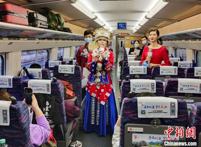 图为专业艺术团队在列车上为旅客表演少数民族歌舞。黄艳梅 摄