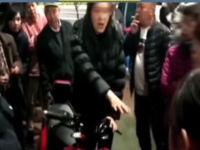 陌生女子抓着小男孩就要跑，9岁姐姐上前阻止被扇耳光！网友怒了休闲区蓝鸢梦想 - Www.slyday.coM