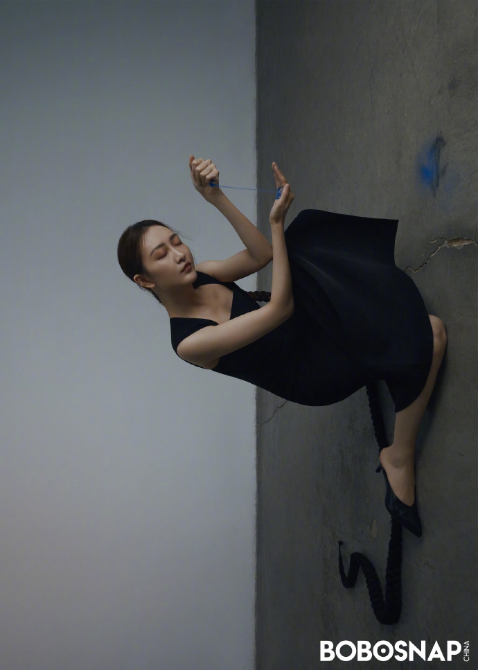 王鸥绑三米麻花辫拍大片光影交错间宛如暗夜精灵