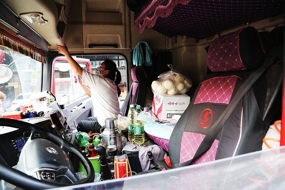 图集走进货车司机的真实生活以车为家星夜兼程