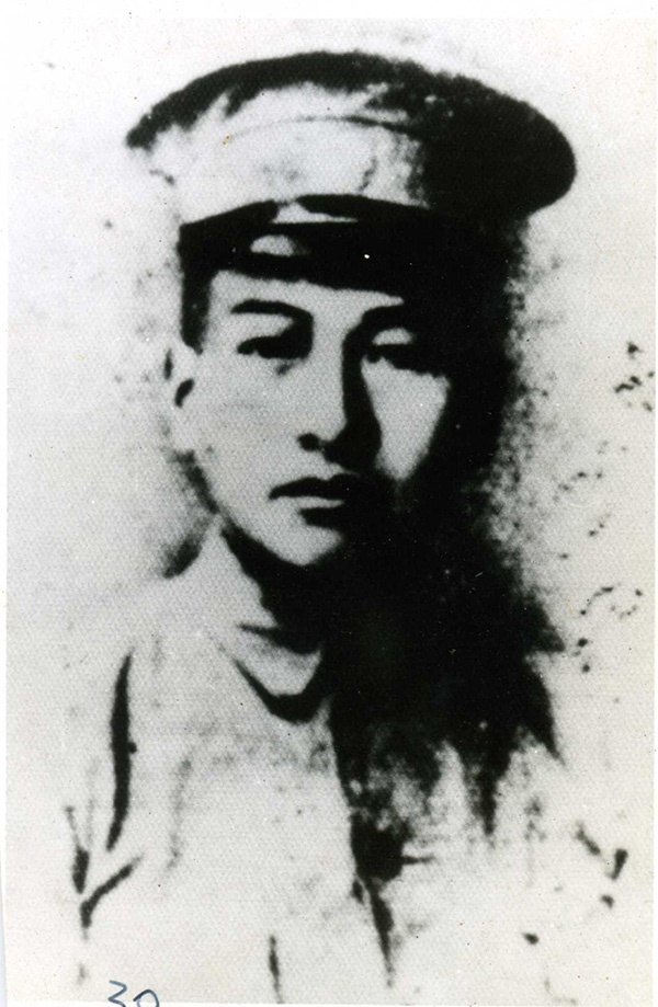 起义指挥部请来黄埔军校第一期毕业生彭干臣担任工人纠察队的军事教练，指导工人们进行操练。