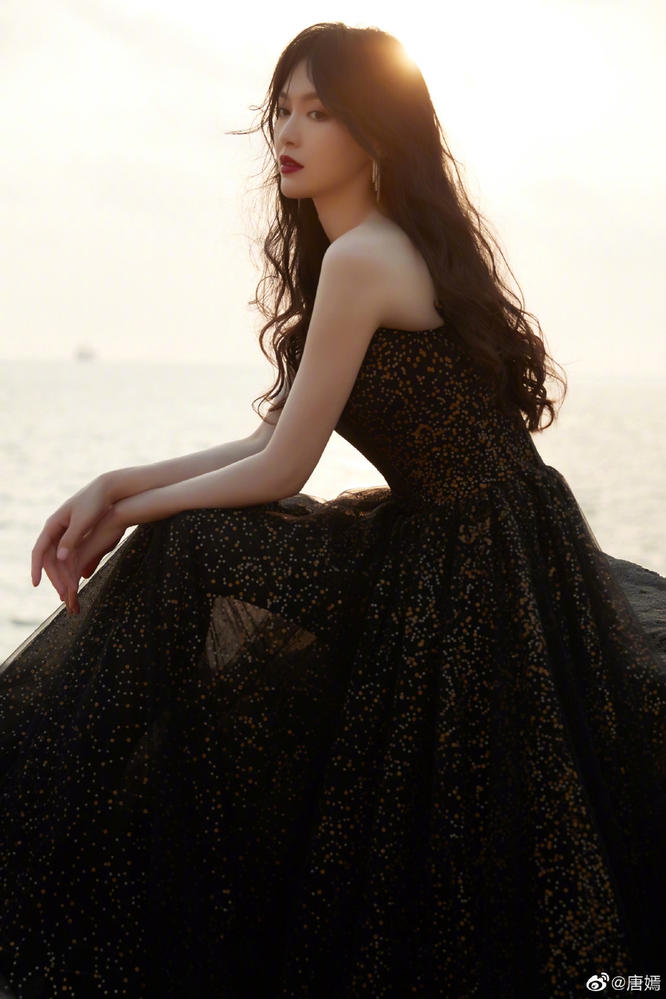 唐嫣穿亮片薄纱黑裙红唇大波浪风情万种