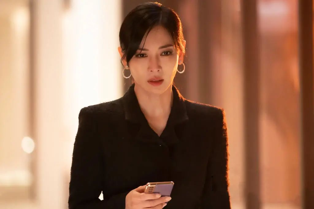 "顶楼恶女"千瑞珍剧中穿搭霸气张扬,剧外私服温柔减龄