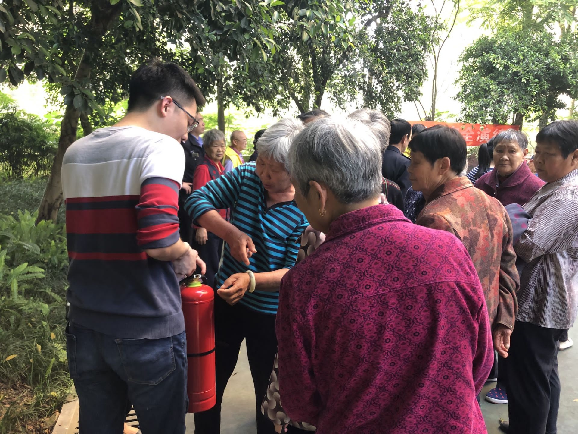 大渡口区建胜镇在高层建筑小区开展消防安全演练