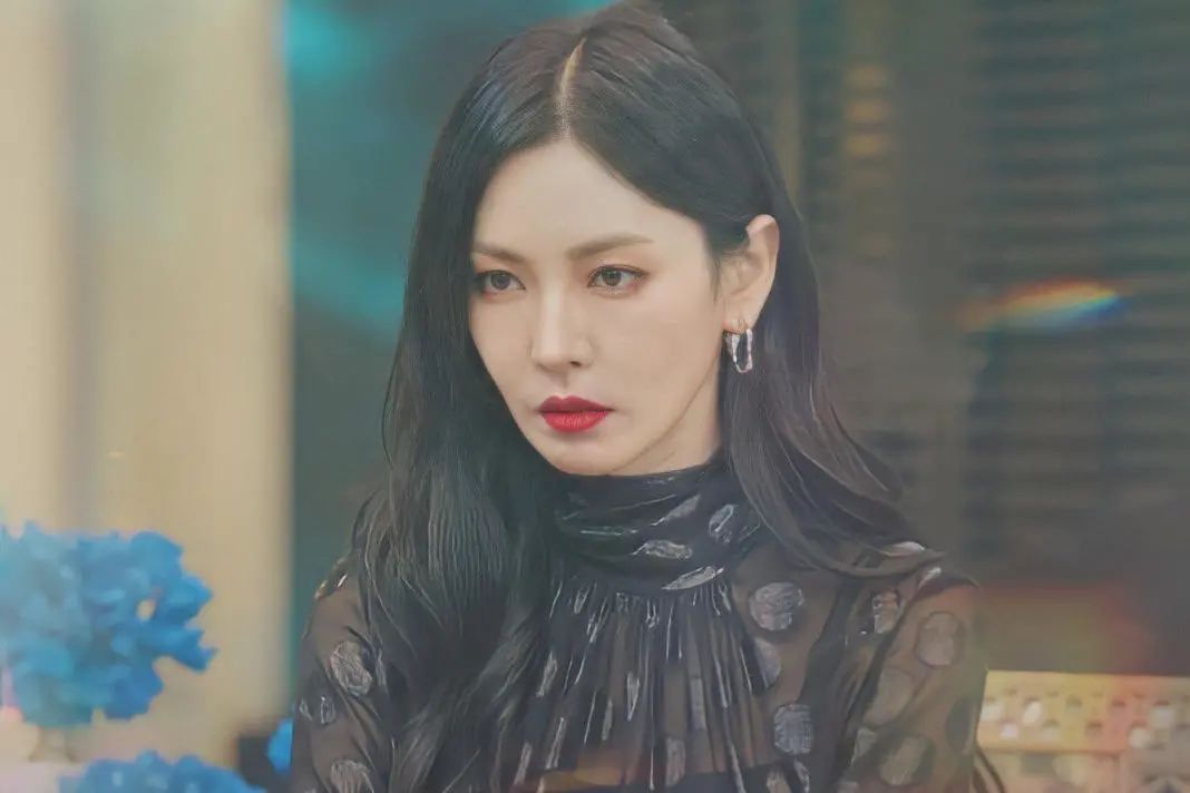 "顶楼恶女"千瑞珍剧中穿搭霸气张扬,剧外私服温柔减龄