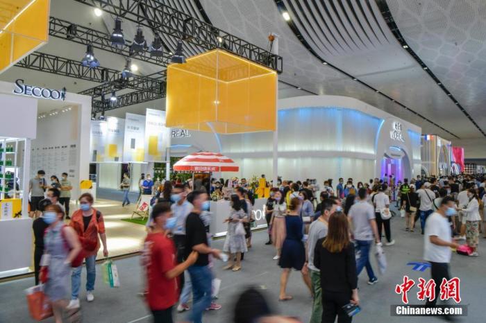 资料图:民众参观首届消博会。 中新社记者 骆云飞 摄