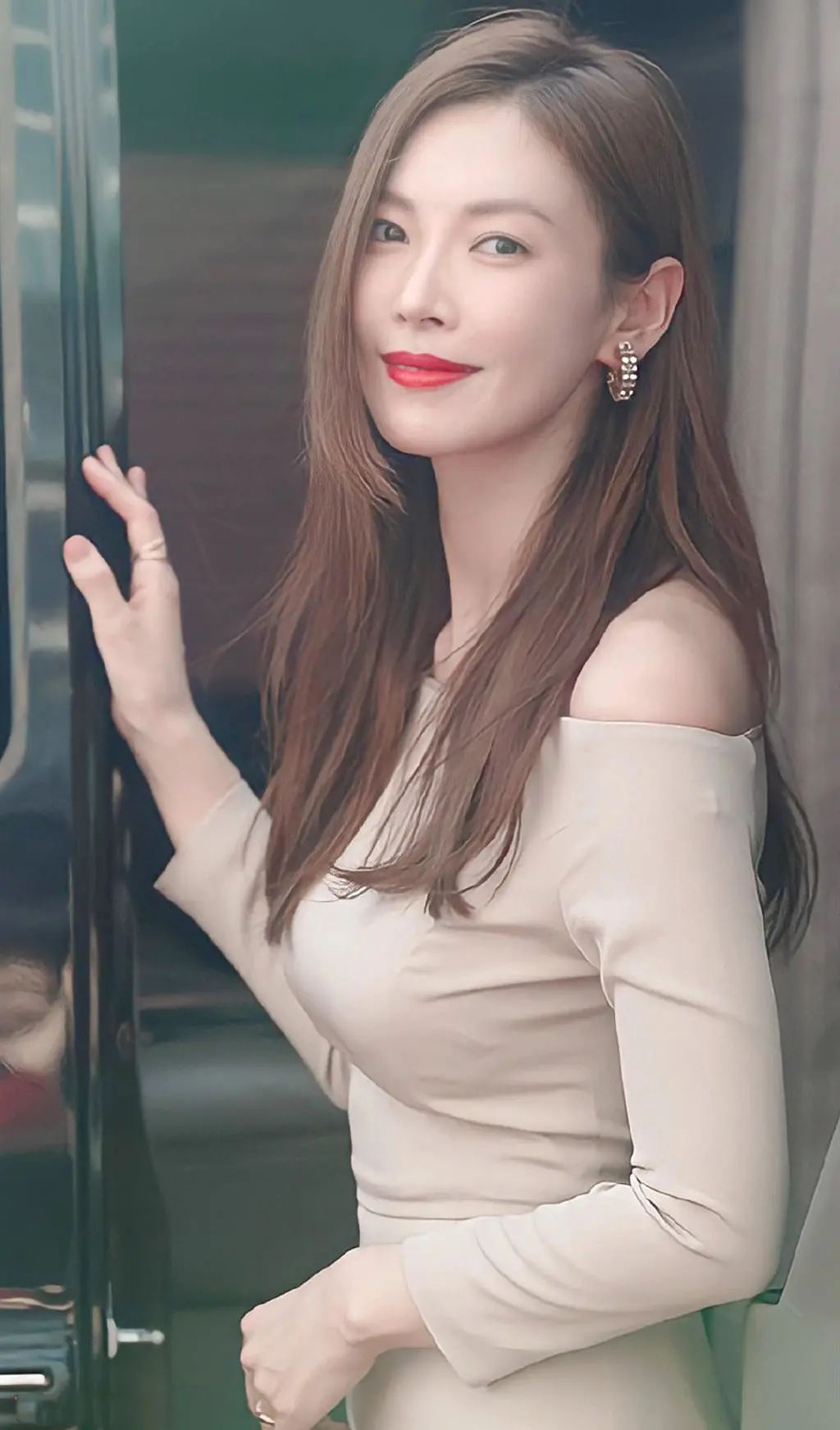 "顶楼恶女"千瑞珍剧中穿搭霸气张扬,剧外私服温柔减