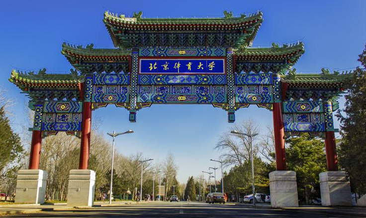 随着北京冬奥盛会临近,我国体育产业,尤其是冰雪产业发展进入挑战和