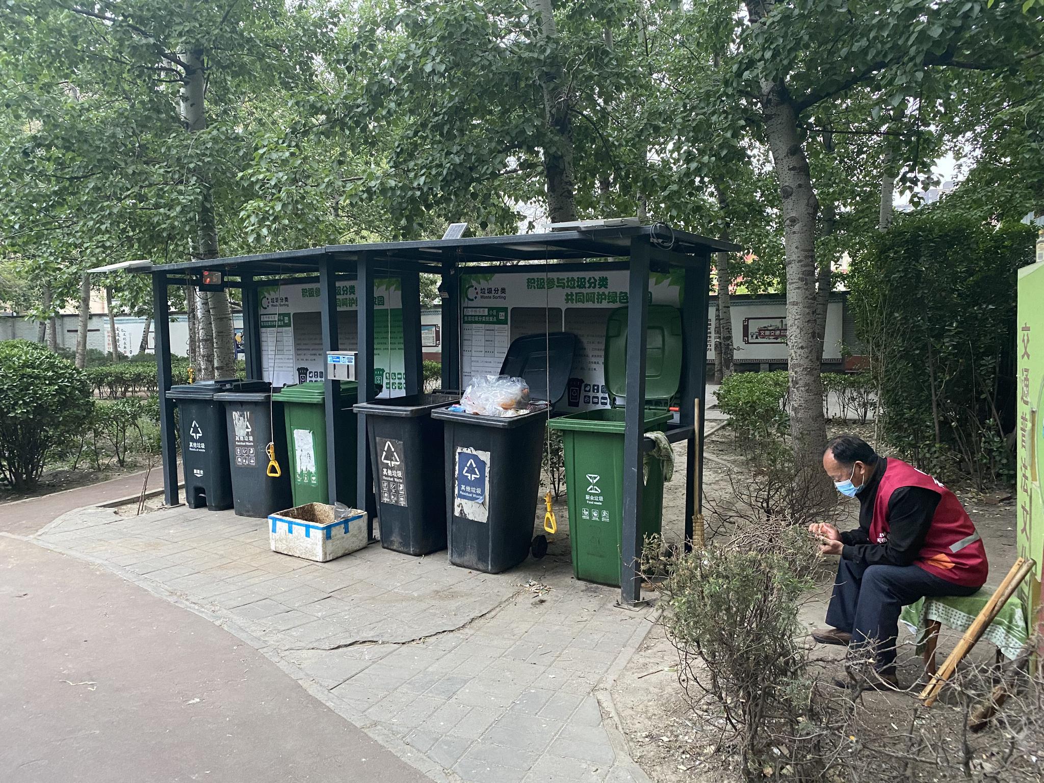 小区垃圾桶配置基本完整 有踏板拉环损坏待修|垃圾分类周年调查