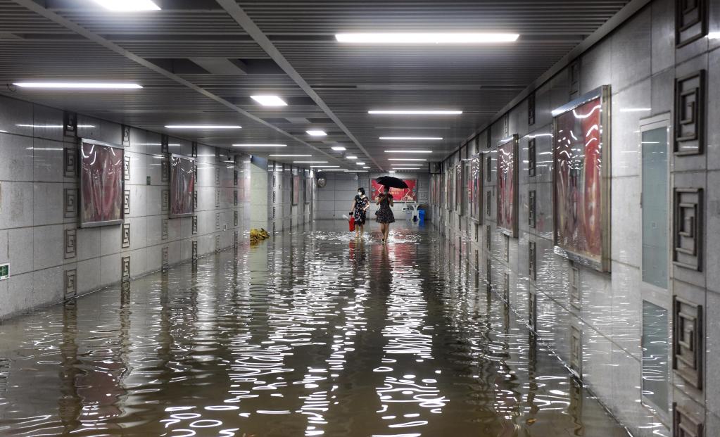 武汉突降暴雨 火车站候车厅顶棚遭雨水倒灌