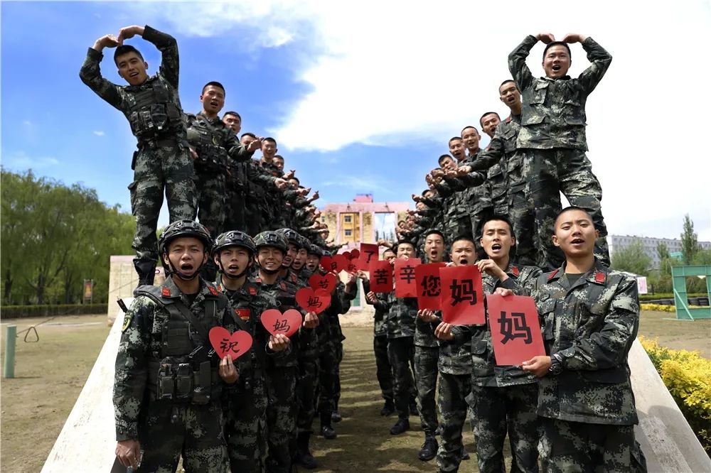 拍客剪纸写卡片叠千纸鹤固原武警兵哥哥这样对心中的女神表白