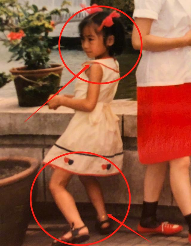 张小斐母亲节晒妈妈合照妈妈姓名引热议我却在关注她的童年照