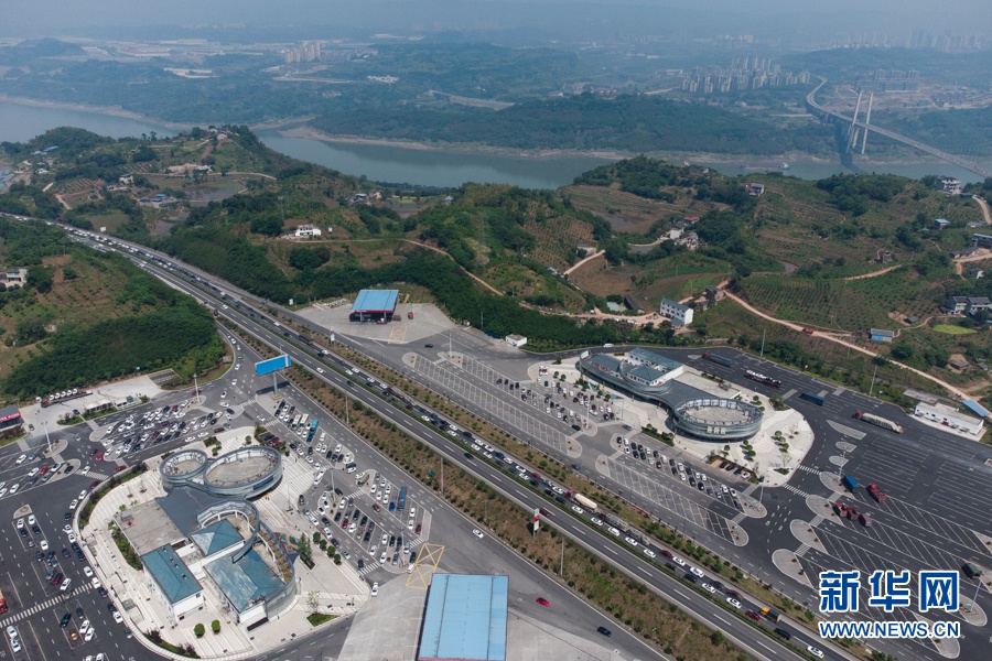 俯瞰沪渝通道石渝高速涪陵西服务区.新华网 耿骏宇 摄