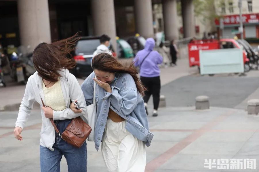 今儿青岛这天绝了凌晨下冰雹花生粒那么大的9级大风又吹出一个金沙滩